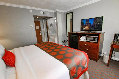 Ένα ή περισσότερα κρεβάτια σε δωμάτιο στο Ramada Hotel & Conference Center by Wyndham Lewiston