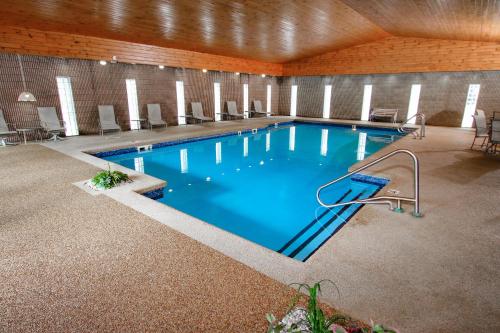 Ramada Hotel & Conference Center by Wyndham Lewiston في لويستون: مسبح كبير مع ماء ازرق في مبنى