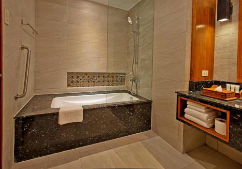 Ванная комната в Costabella Tropical Beach Hotel