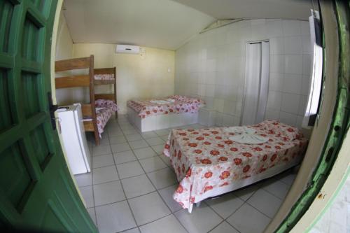 سرير أو أسرّة في غرفة في Pousada Cataventos