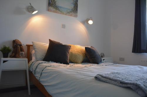 מיטה או מיטות בחדר ב-Ballyginny Cottage