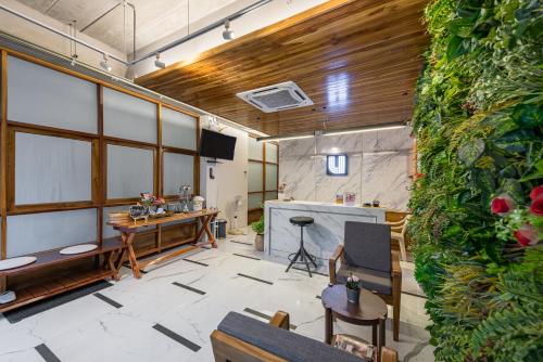 a meeting room with a large green wall at U Chiangkhan in Chiang Khan