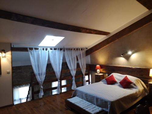 Saint-HippolyteにあるEl Castell Embruixatのベッドルーム(ベッド1台、窓付)