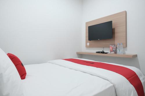 Una cama o camas en una habitación de RedDoorz near Taman Palem