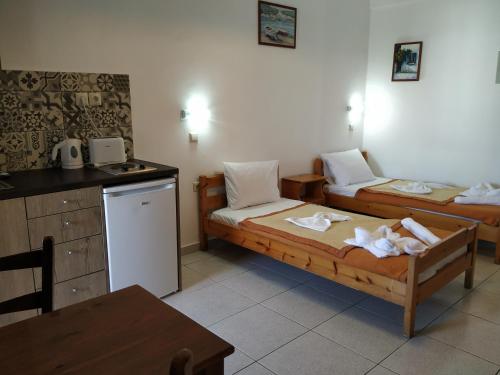 A bed or beds in a room at Pardalakis Studios