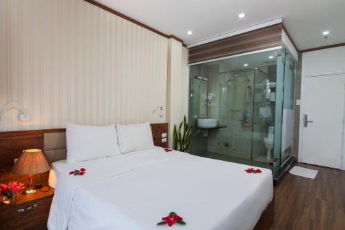 Giường trong phòng chung tại Hanoi Bel Ami Hotel
