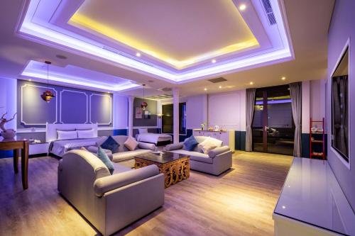 a living room with purple walls and a ceiling at Vogue Boutique Motel in Yangmei