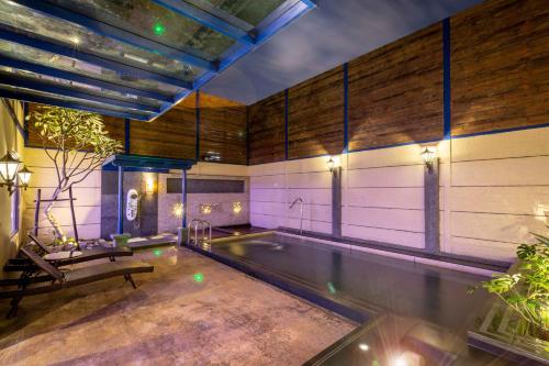a swimming pool in a building with a pool at Vogue Boutique Motel in Yangmei