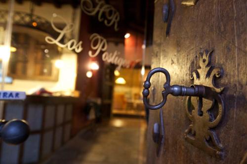 a door with a metal door knocker on a building at Casa Rural con encanto "Los Postigos" in Baños de Montemayor