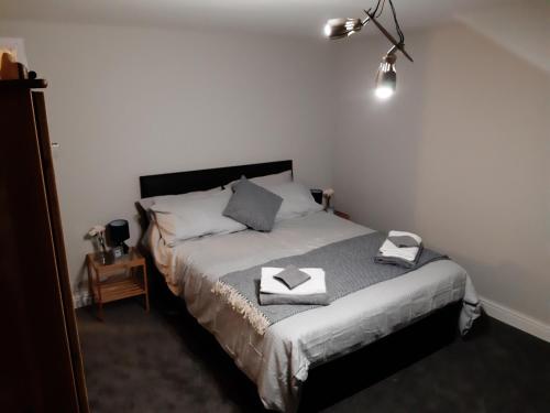 - une chambre avec un lit et 2 oreillers dans l'établissement Sunny Lynn, à Oldham