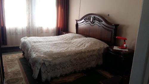 Un dormitorio con una cama y una cómoda y una ventana. en Апартаменти с бассеином, en Batumi