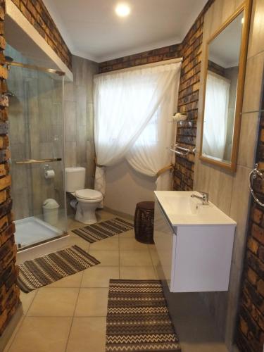 Bathroom sa Tatenda Guest House