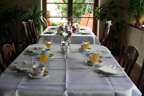 una mesa larga con un mantel blanco. en Komblówka, en Marcinowa Wola