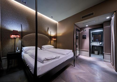 a bedroom with a large bed in a room at Hotel Palazzo Barbarigo Sul Canal Grande in Venice