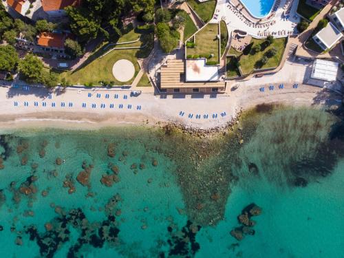 una vista aerea su una spiaggia e sull'acqua di Maistra Select Astarea Hotel a Mlini