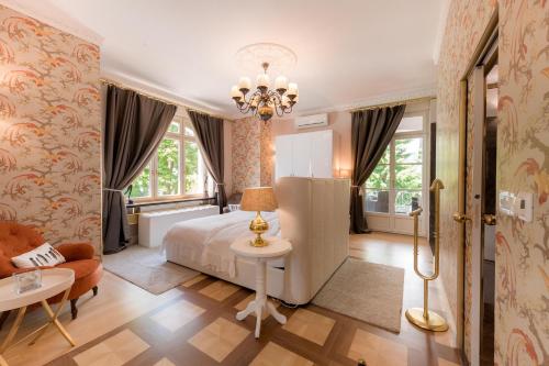 Katil atau katil-katil dalam bilik di Adora Luxury Hotel