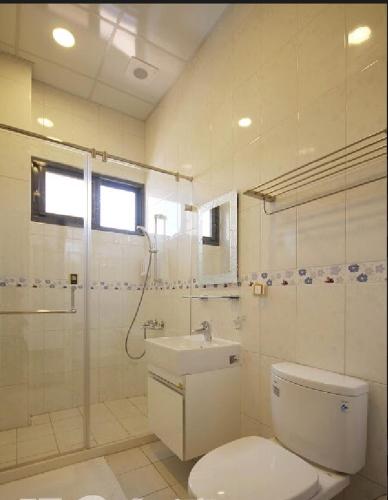 a bathroom with a toilet and a sink and a shower at 午后咖啡民宿 in Puli