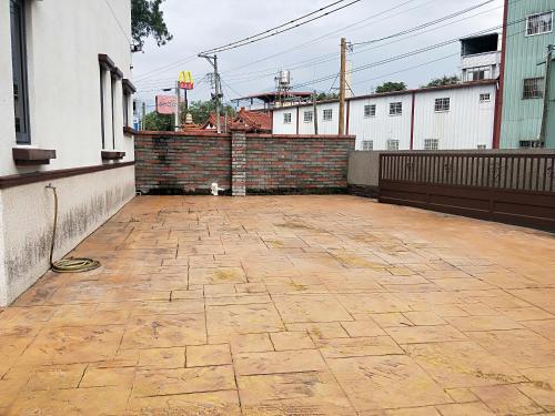 an empty courtyard of a building with a brick wall at 午后咖啡民宿 in Puli