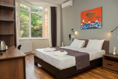 ein Schlafzimmer mit einem großen Bett in einem Zimmer in der Unterkunft Vista Hotel in Tbilisi City