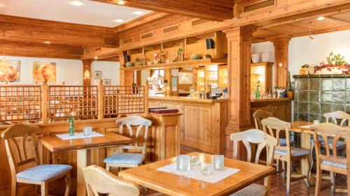 a restaurant with wooden walls and tables and chairs at Heuboden Hotel Heu.Loft Freiburg in Umkirch