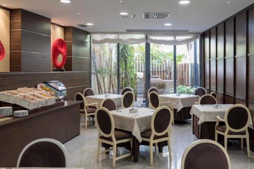 a restaurant with tables and chairs in a room at Itaca Salamanca by Soho Boutique in Salamanca