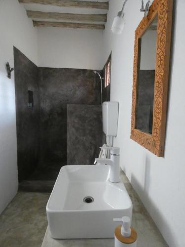 Ванная комната в Bahari Beach Bungalows