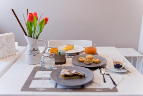 une table avec des assiettes de nourriture sur une table dans l'établissement B&B Le City, à Montesilvano