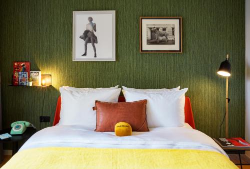 Un pat sau paturi într-o cameră la Max Brown Hotel 7th District, part of Sircle Collection