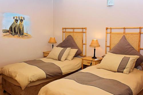 Llit o llits en una habitació de Mahikeng Lodge