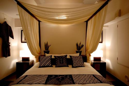 Un pat sau paturi într-o cameră la AROMA BARU (Adult Only)