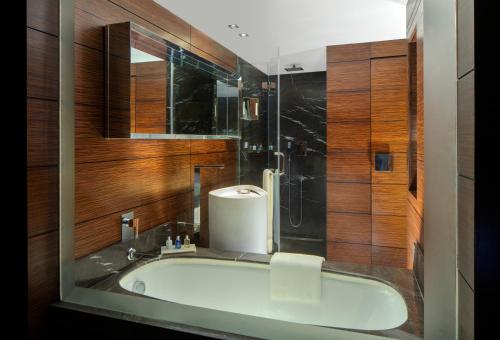 Ένα μπάνιο στο Radisson Blu Atria Bengaluru