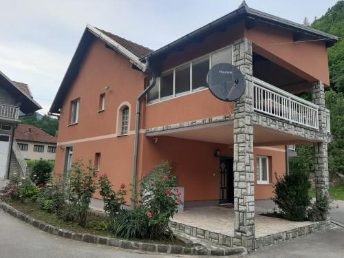 El edificio en el que está la villa