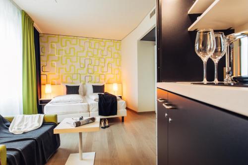 a hotel room with a bed and a kitchen at harry's home Zürich-Wallisellen in Wallisellen