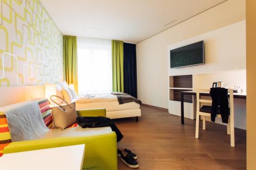 TV a/nebo společenská místnost v ubytování harry's home Zürich-Wallisellen