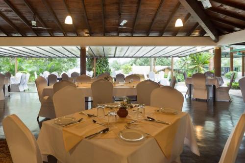 A restaurant or other place to eat at Oruthota Chalets