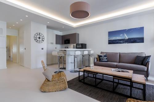 un salon avec un canapé et une table dans l'établissement DALPOZZO HYPER CENTRE PROCHE MER, à Nice