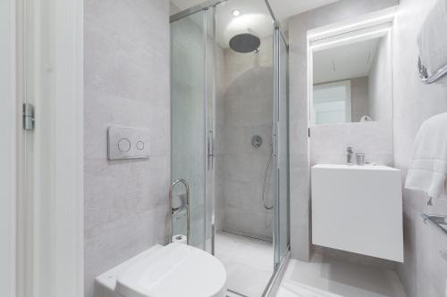 een badkamer met een douche, een toilet en een wastafel bij DALPOZZO HYPER CENTRE PROCHE MER in Nice