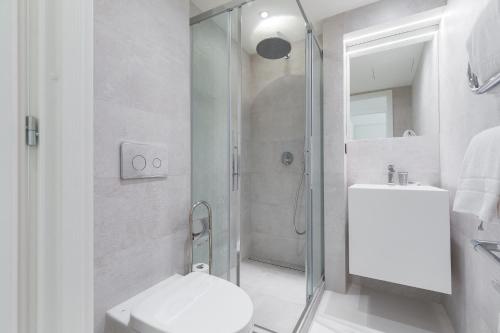 une salle de bain avec une douche, des toilettes et un lavabo dans l'établissement DALPOZZO HYPER CENTRE PROCHE MER, à Nice