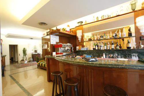 Majoituspaikan Hotel Tetto delle Marche - Ristorante dei Conti baari tai lounge-tila