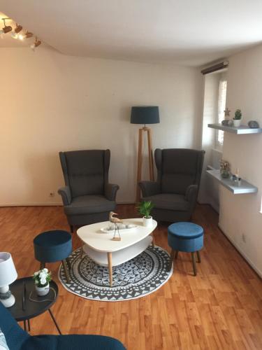 un salon avec deux chaises et une table basse dans l'établissement Very quiet 2-room apartment - Old Port, Town center, à La Rochelle