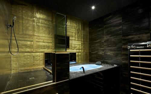 a large bathroom with a tub and a shower at LE RÊVE DE NAIM Roma in Rome