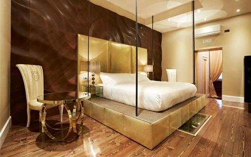a bedroom with a bed with a glass wall at LE RÊVE DE NAIM Roma in Rome
