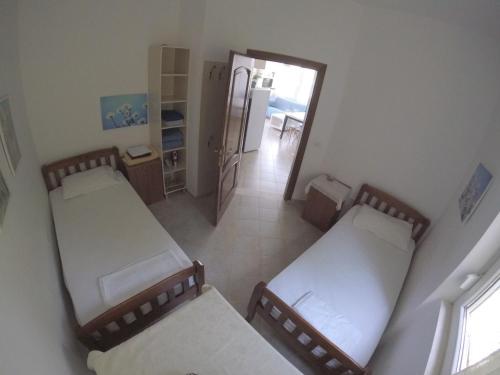 uma vista superior de um quarto com 2 camas em Villa Goxhi em Borsh