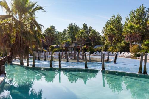 Bazén v ubytování Residence Izarpean nebo v jeho okolí