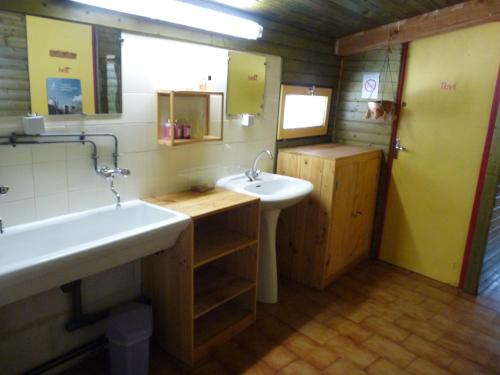 Ein Badezimmer in der Unterkunft Gite d'Etape et de Sejour de Meolans