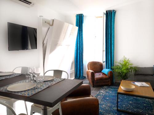 A television and/or entertainment centre at Beautifully Bright Apartment in Old Town Saint-Tropez