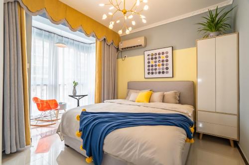 um quarto com uma cama e uma grande janela em Zhengzhou Huiji·Province Sport Centre· Locals Apartment 00161400 em Zhengzhou