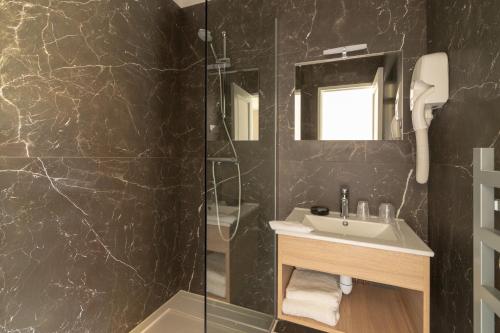 a bathroom with a sink and a shower at Le Clos Du GALION - Ile de Ré in Saint-Martin-de-Ré