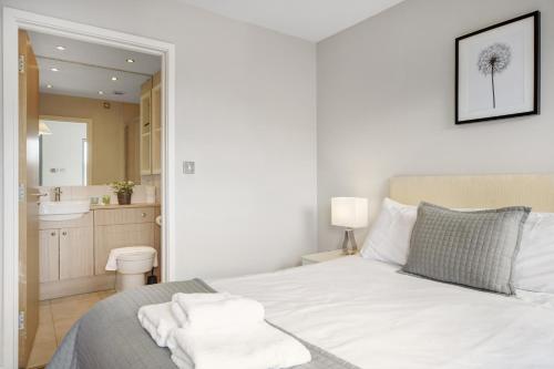 Postel nebo postele na pokoji v ubytování 2 Bed Executive Penthouse near Liverpool Street FREE WIFI by City Stay Aparts London