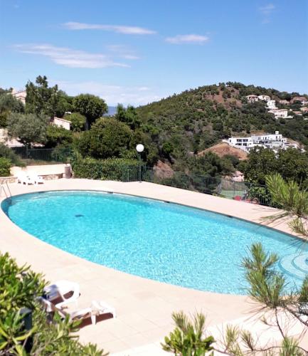 une piscine avec une montagne en arrière-plan dans l'établissement Beautiful gulf of St Tropez Mazet with large terrace, private area (swimming pools, tennis), à Roquebrune-sur Argens